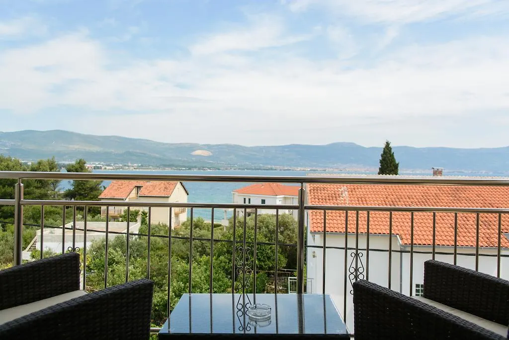 Apartments Brico Trogir 0*,